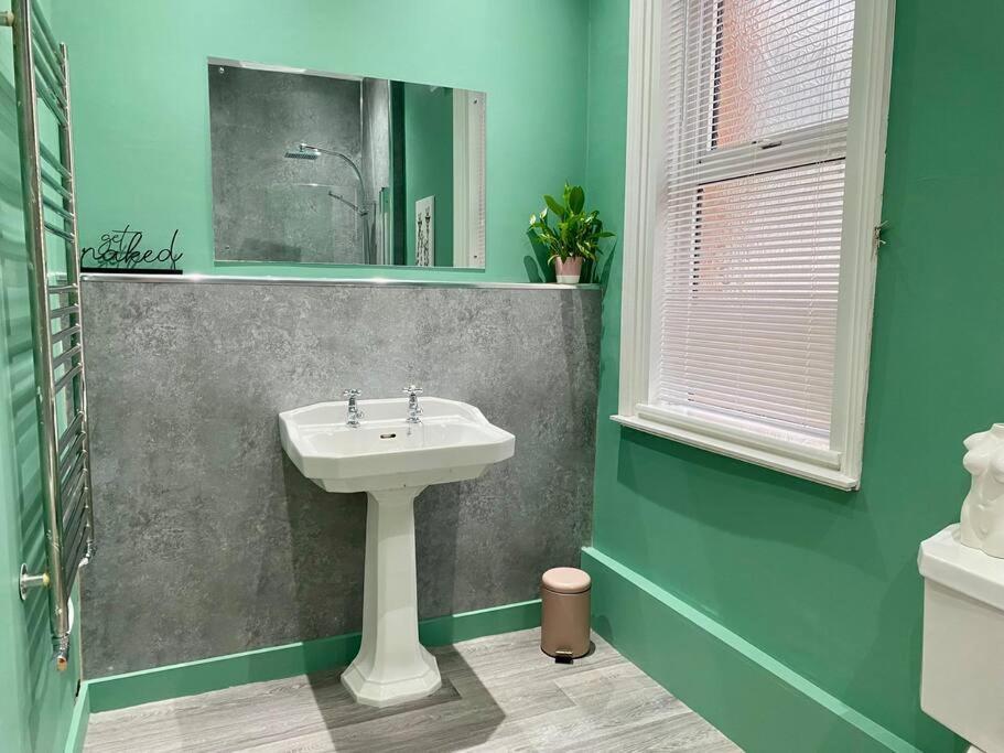 Spacious, Cosy 3 Bedroom House In Preston. 프레스턴 외부 사진