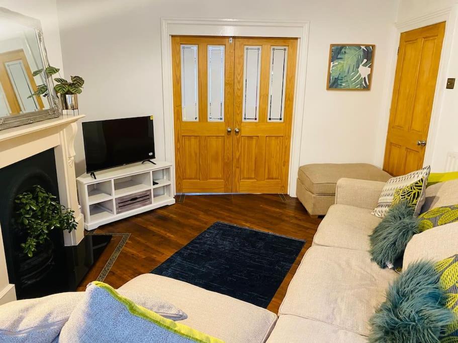 Spacious, Cosy 3 Bedroom House In Preston. 프레스턴 외부 사진